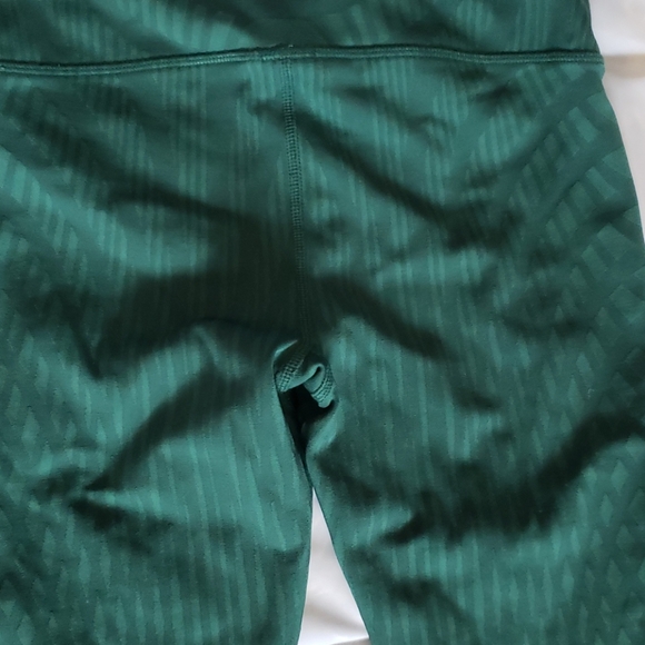 ALO Yoga Motion Leggings - Picture 11 of 12